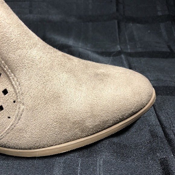 Cityclassified Western Ankle Taupe Faux Suede Tan Size 7 Booties 1.5" Heel - Picture 8 of 9